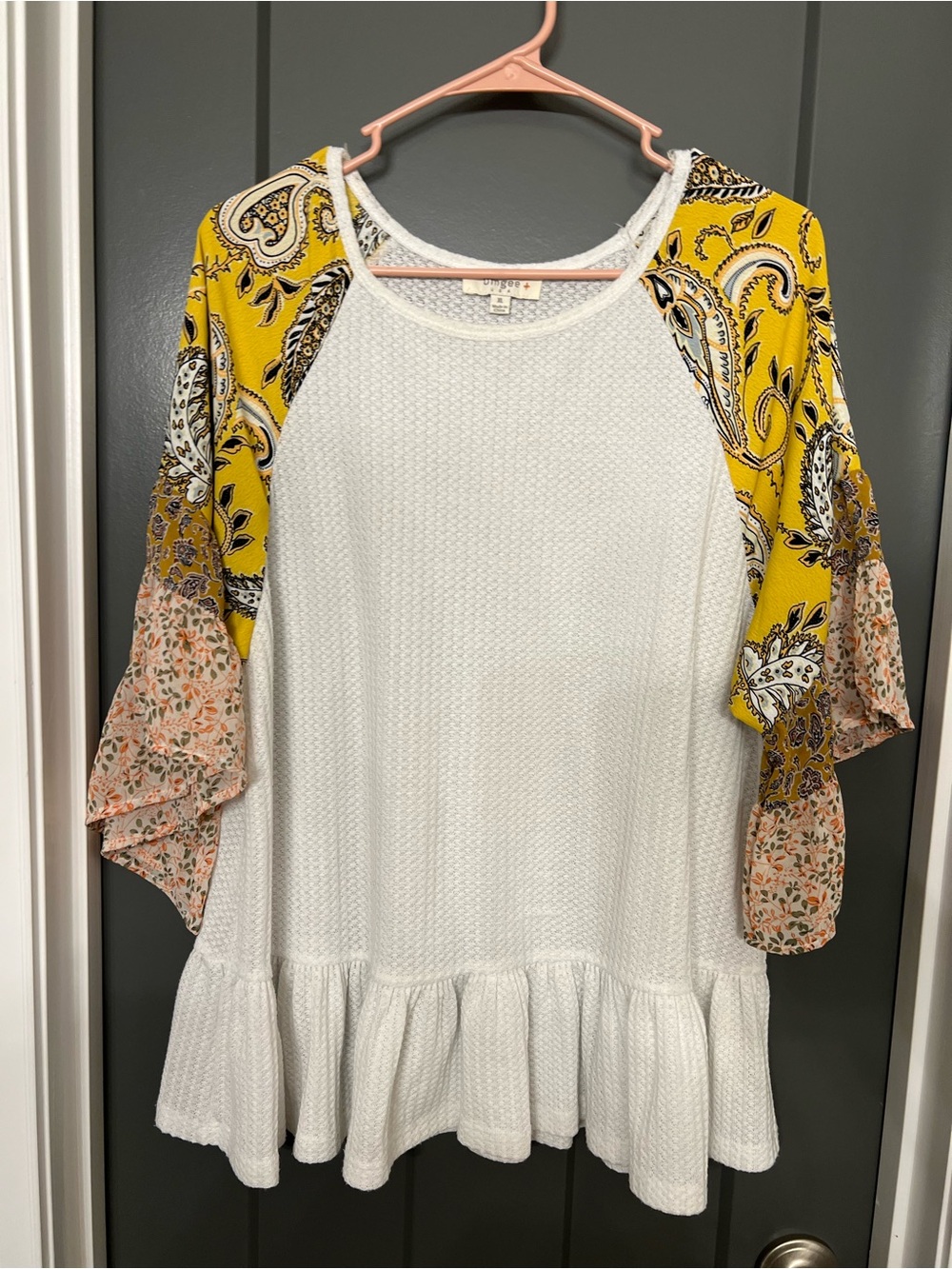 Umgee White Textured Knit Top with yellow Accent flutter sleeves. Size XL. Boho
